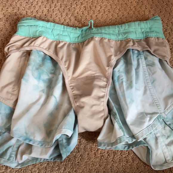 Tracker V Lululemon Shorts!!! Size 8! - Picture 4 of 9